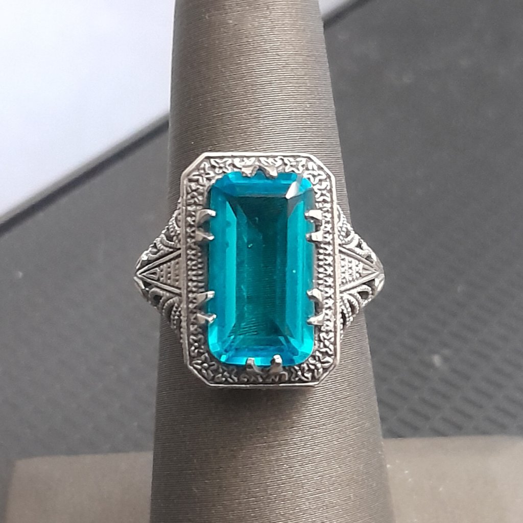 Beautiful 8 Ct Blue Topaz Ring (Nwot)